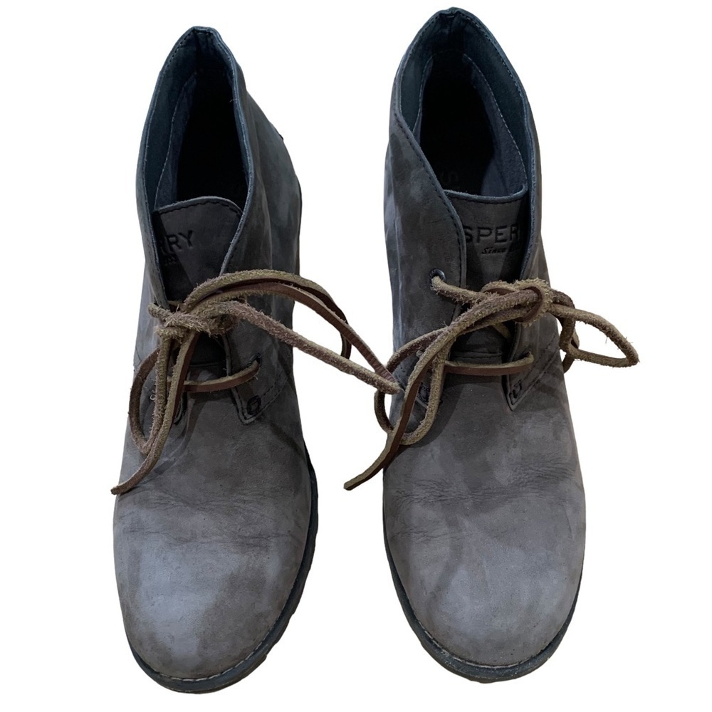 𝅺SPERRY SUEDE WEDGE CHUKKA BOOTIE - Taupe color